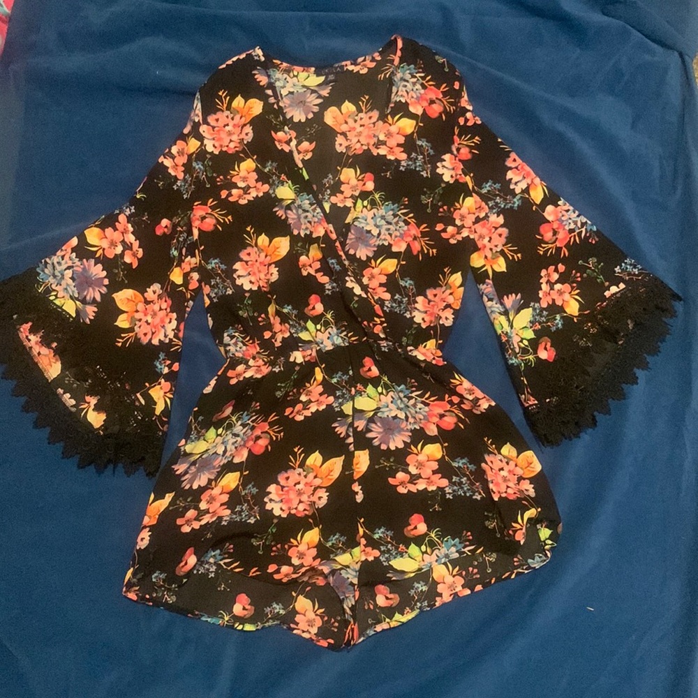 Beautiful beachy flared sleeve deep V shorts romper UK2LA size Small like new